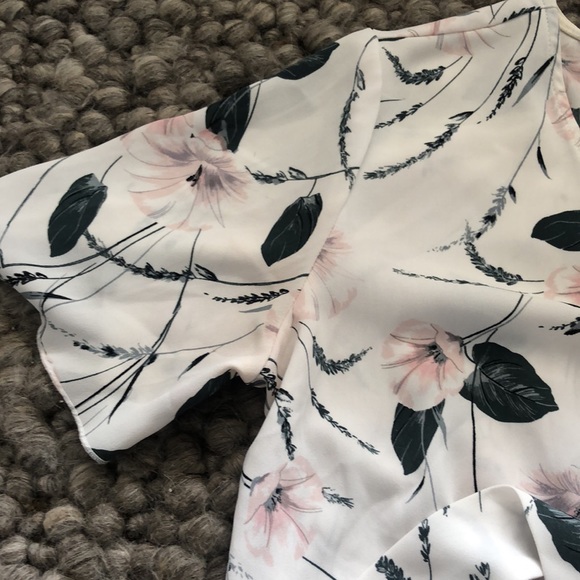 Beautiful floral top from Dynamite - Picture 6 of 8